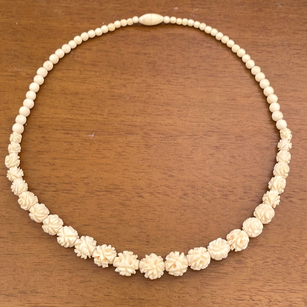 1940s Carved Cream Colored Beaded Necklace